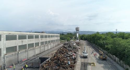 Demolizione controllata con esplosivi della torre piezometrica delle Acciaierie Veronesi - Gruppo Pittini